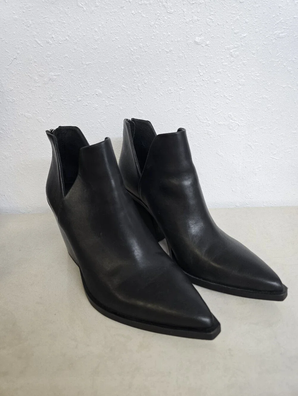 Vince Camuto Gigietta Black Leather Pointed Toe Booties Size 9.5